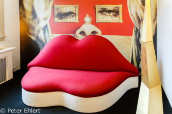 Lippen Sofa  Amsterdam Noord-Holland Niederlande by Peter Ehlert in Banksy und Salvador Dali Ausstellung