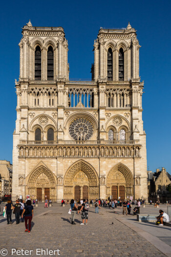 Portal  Paris Île-de-France Frankreich by Peter Ehlert in Paris, quer durch die Stadt