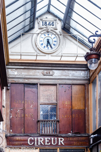 Glasdach mit Uhr  Paris Île-de-France Frankreich by Peter Ehlert in Paris, quer durch die Stadt