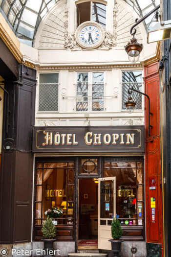 Eingang Hotel Chopin  Paris Île-de-France Frankreich by Peter Ehlert in Paris, quer durch die Stadt