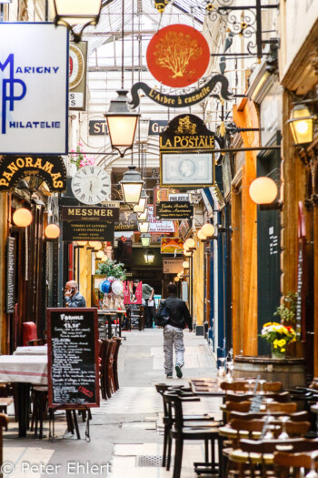 Schilder in der Passage  Paris Île-de-France Frankreich by Peter Ehlert in Paris, quer durch die Stadt