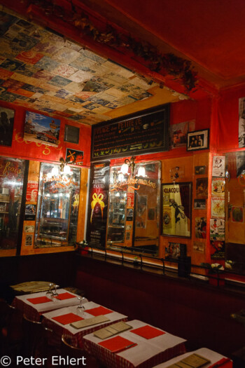 Rotes Bistrot  Paris Île-de-France Frankreich by Peter Ehlert in Paris, quer durch die Stadt