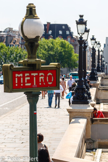 Metro Schild an Pont Neuf  Paris Île-de-France Frankreich by Peter Ehlert in Paris, quer durch die Stadt