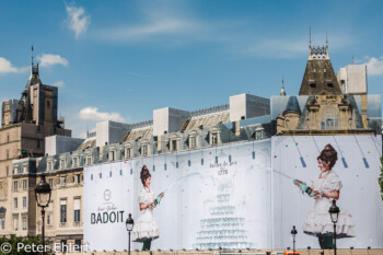 Eingerüstetes Gebäude mit Werbung  Paris Île-de-France Frankreich by Peter Ehlert in Paris, quer durch die Stadt