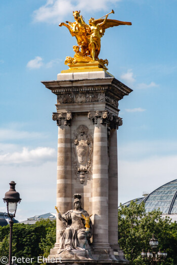 Vergoldete Figuren am Pont Alexandre 3  Paris Île-de-France Frankreich by Peter Ehlert in Paris, quer durch die Stadt