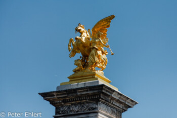 Vergoldete Figuren am Pont Alexandre 3  Paris Île-de-France Frankreich by Peter Ehlert in Paris, quer durch die Stadt