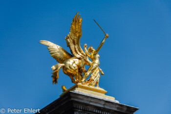 Vergoldete Figuren am Pont Alexandre 3  Paris Île-de-France Frankreich by Peter Ehlert in Paris, quer durch die Stadt