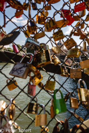 Schlösser auf  Pont des Arts  Paris Île-de-France Frankreich by Peter Ehlert in Paris, quer durch die Stadt