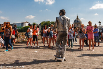 Menschen auf  Pont des Arts  Paris Île-de-France Frankreich by Peter Ehlert in Paris, quer durch die Stadt