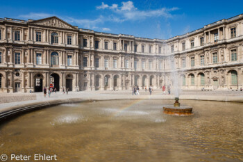 Brunnen im Innenhof  Paris Île-de-France Frankreich by Peter Ehlert in Paris, quer durch die Stadt