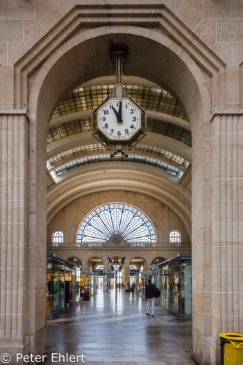 Uhr und Halle  Paris Île-de-France Frankreich by Peter Ehlert in Paris, quer durch die Stadt