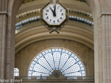 Uhr und Halle  Paris Île-de-France Frankreich by Lara Ehlert in Paris, quer durch die Stadt
