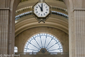 Uhr und Halle  Paris Île-de-France Frankreich by Lara Ehlert in Paris, quer durch die Stadt