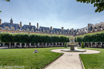 Park mit Brunnen  Paris Île-de-France Frankreich by Peter Ehlert in Paris, quer durch die Stadt