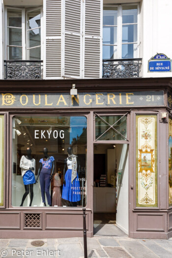 Bekleidung in alter Bäckerei  Paris Île-de-France Frankreich by Peter Ehlert in Paris, quer durch die Stadt