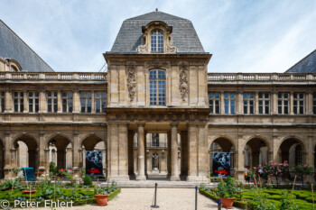 Innenhof Musée Carnavalet  Paris Île-de-France Frankreich by Peter Ehlert in Paris, quer durch die Stadt