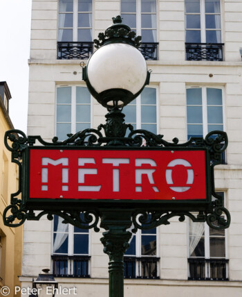 Metro Schild  Paris Île-de-France Frankreich by Lara Ehlert in Paris, quer durch die Stadt