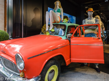 Werbedeko bunter Simca   Paris Île-de-France Frankreich by Peter Ehlert in Paris, quer durch die Stadt