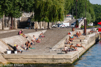 Sonnenbaden am Quais de la Seine  Paris Île-de-France Frankreich by Peter Ehlert in Paris Bateaux mouches