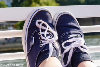 Blaue Segeltuchschuhe  Paris Île-de-France Frankreich by Lara Ehlert in Paris Bateaux mouches