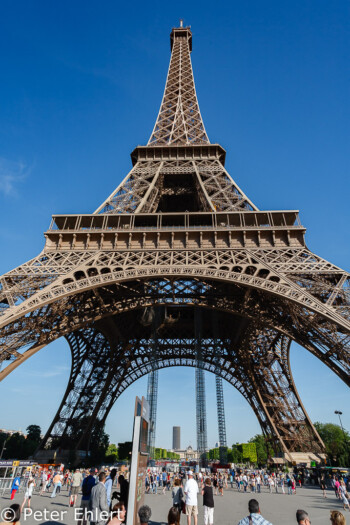 Untersicht Eiffelturm  Paris Île-de-France Frankreich by Peter Ehlert in Paris, Eiffelturm und Quartier Latin