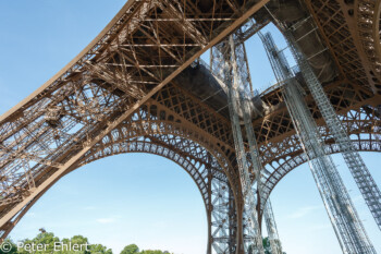 Untersicht Eiffelturm  Paris Île-de-France Frankreich by Peter Ehlert in Paris, Eiffelturm und Quartier Latin