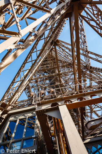 Bick zur Spitze  Paris Île-de-France Frankreich by Peter Ehlert in Paris, Eiffelturm und Quartier Latin