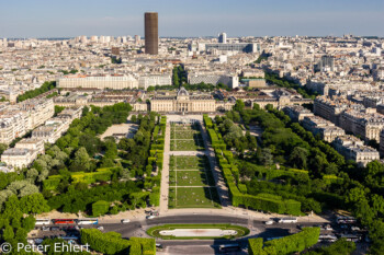 Champ de Mars mit Tour Montparnasse  Paris Île-de-France Frankreich by Lara Ehlert in Paris, Eiffelturm und Quartier Latin