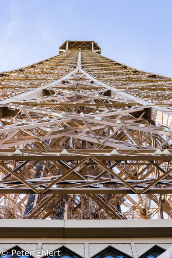 Bick zur Spitze  Paris Île-de-France Frankreich by Lara Ehlert in Paris, Eiffelturm und Quartier Latin