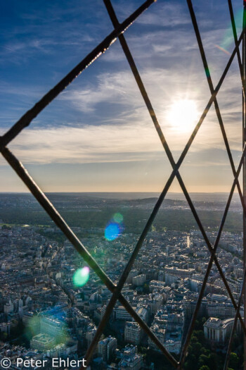 Blick durch Gitter in Richtung Versailles  Paris Île-de-France Frankreich by Lara Ehlert in Paris, Eiffelturm und Quartier Latin