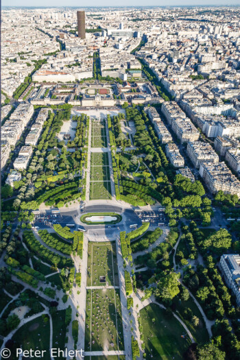 Champ de Mars mit Tour Montparnasse  Paris Île-de-France Frankreich by Peter Ehlert in Paris, Eiffelturm und Quartier Latin