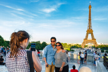 Lara macht Foto von Touristen  Paris Île-de-France Frankreich by Peter Ehlert in Paris, Eiffelturm und Quartier Latin