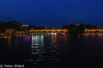 Beleuchtetes Bateaux mouche vor Pont Neuf  Paris Île-de-France Frankreich by Peter Ehlert in Paris, Eiffelturm und Quartier Latin