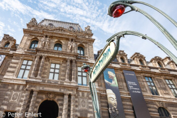 Altes Metro Schild und Eingang zum Louvre  Paris Île-de-France Frankreich by Peter Ehlert in Paris Louvre und Musée d’Orsay