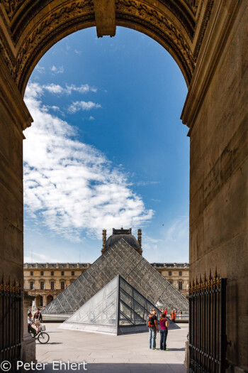 Passage Richelieu mit Glaspyramide  Paris Île-de-France Frankreich by Peter Ehlert in Paris Louvre und Musée d’Orsay