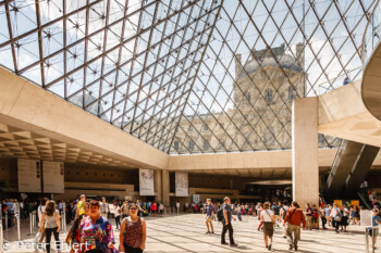 Eingangsbereich mit Glasdach  Paris Île-de-France Frankreich by Peter Ehlert in Paris Louvre und Musée d’Orsay