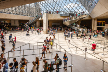 Eingangsbereich mit Glasdach  Paris Île-de-France Frankreich by Peter Ehlert in Paris Louvre und Musée d’Orsay