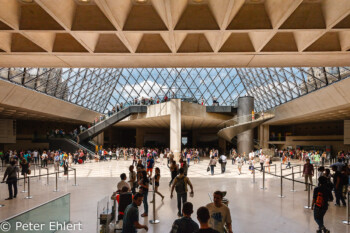 Eingangsbereich mit Glasdach  Paris Île-de-France Frankreich by Peter Ehlert in Paris Louvre und Musée d’Orsay