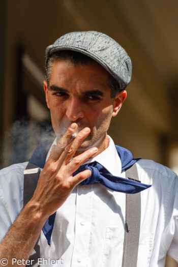 Bedienung mit Zigarettenpause  Paris Île-de-France Frankreich by Peter Ehlert in Paris Montmatre