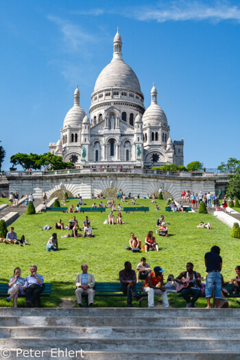 Treppe und Wiese vor Basilika Sacré-Cœur  Paris Île-de-France Frankreich by Peter Ehlert in Paris Montmatre