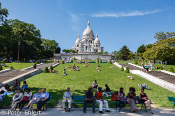 Treppe und Wiese vor Basilika Sacré-Cœur  Paris Île-de-France Frankreich by Peter Ehlert in Paris Montmatre