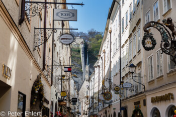 Getreidegasse  Salzburg Salzburg Österreich by Peter Ehlert in Salzburg mit Schloss Hellbrunn