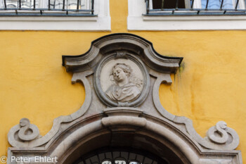 Eingang Mozarthaus  Salzburg Salzburg Österreich by Peter Ehlert in Salzburg mit Schloss Hellbrunn