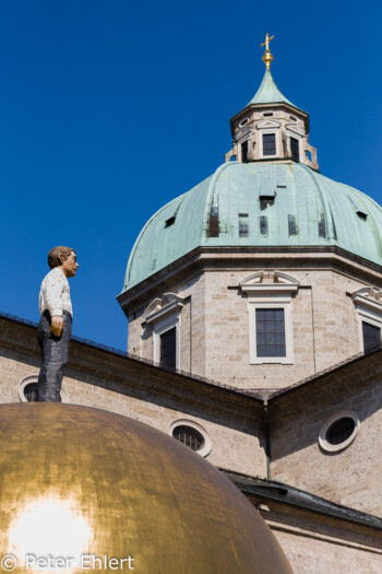 Balkenhol-Mozartkugel vor Dom (Kapitelplatz)  Salzburg Salzburg Österreich by Peter Ehlert in Salzburg mit Schloss Hellbrunn