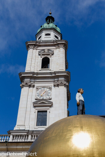 Balkenhol-Mozartkugel vor Dom (Kapitelplatz)  Salzburg Salzburg Österreich by Peter Ehlert in Salzburg mit Schloss Hellbrunn