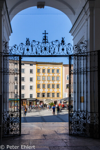 Blick auf Universitätsplatz und Mozarts Geburtshaus  Salzburg Salzburg Österreich by Peter Ehlert in Salzburg mit Schloss Hellbrunn