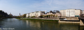 Salzach mit östlichem Ufer  Salzburg Salzburg Österreich by Peter Ehlert in Salzburg mit Schloss Hellbrunn