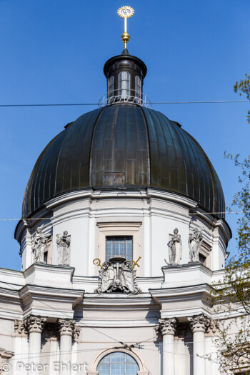 Kuppel der Dreifaltigkeitskirche  Salzburg Salzburg Österreich by Peter Ehlert in Salzburg mit Schloss Hellbrunn