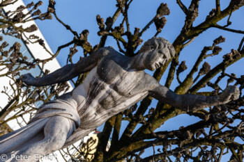 Schwertkämpfer Statue am Eingang  Salzburg Salzburg Österreich by Peter Ehlert in Salzburg mit Schloss Hellbrunn