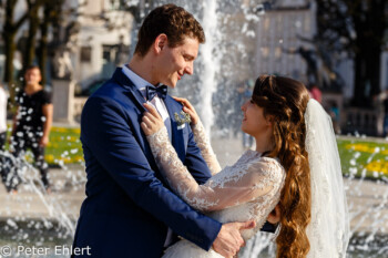 Hochzeitspaar  Salzburg Salzburg Österreich by Peter Ehlert in Salzburg mit Schloss Hellbrunn